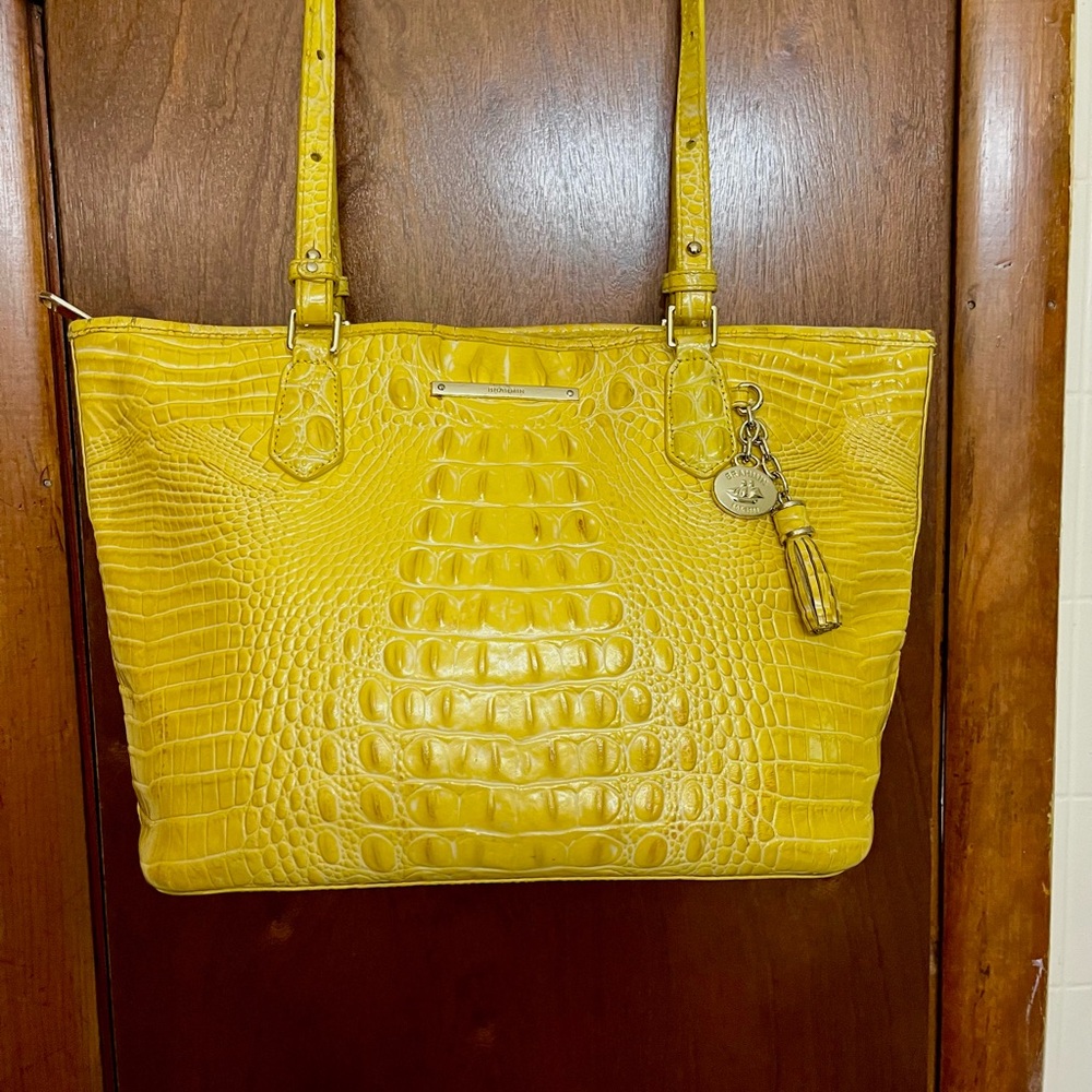 BRAHMIN Medium Asher in Bright Yellow Melbourne Leather. Very good condition.